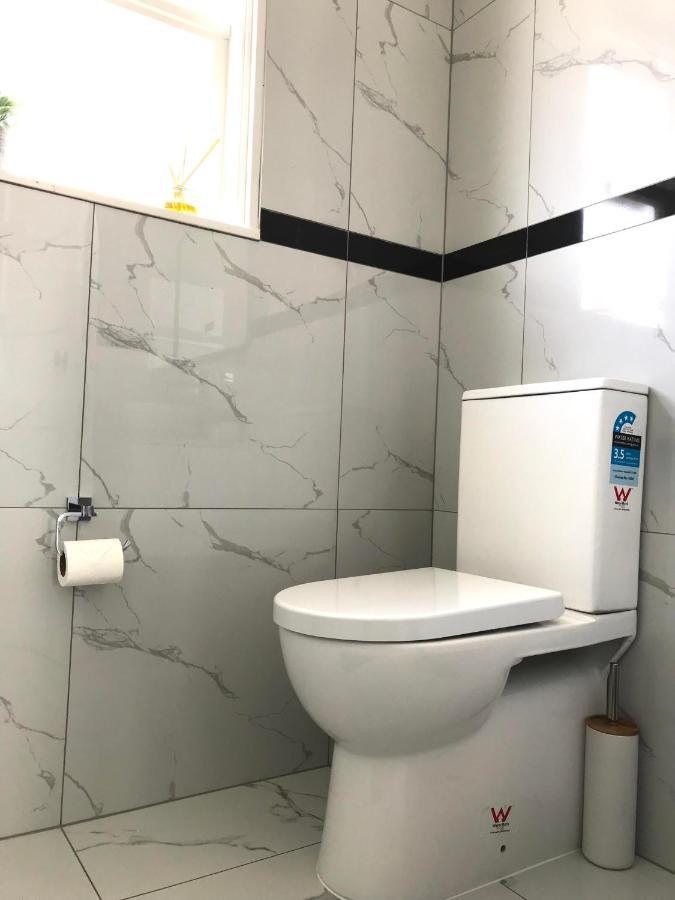 Bright & Comfy Stay In Newly Renovated Home With Parking Auckland Exterior photo