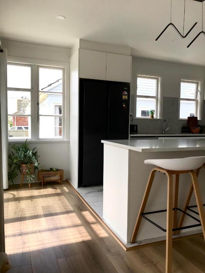 Bright & Comfy Stay In Newly Renovated Home With Parking Auckland Exterior photo